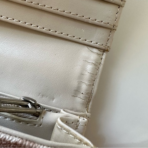 Guess pink trifold wallet - Picture 6 of 11